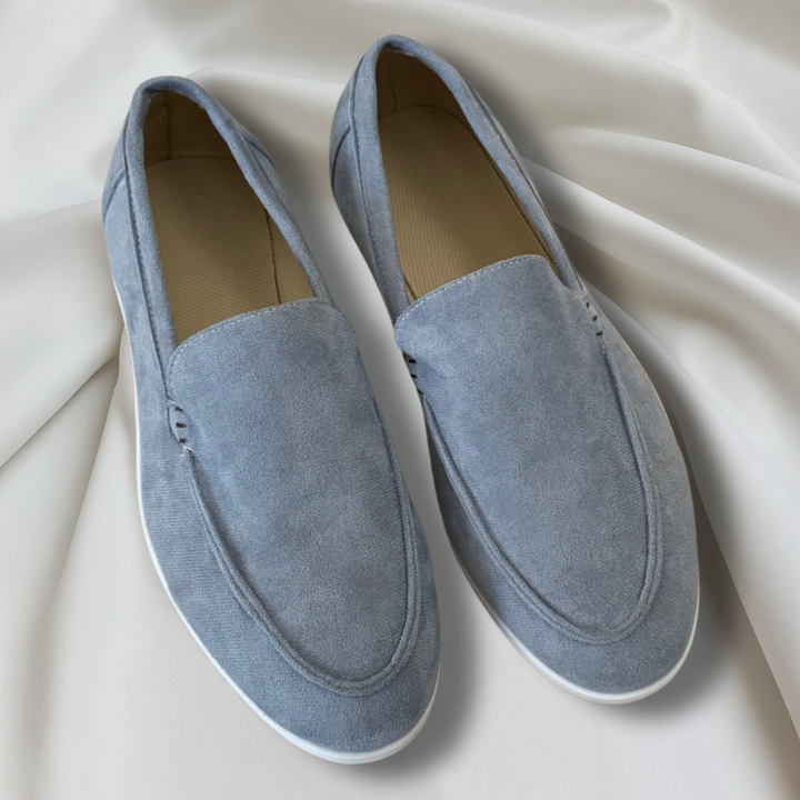 Mocassini da uomo slip-on in pelle marrone, con cucitura dettagliata, perfetti per uno stile classico e moderno.