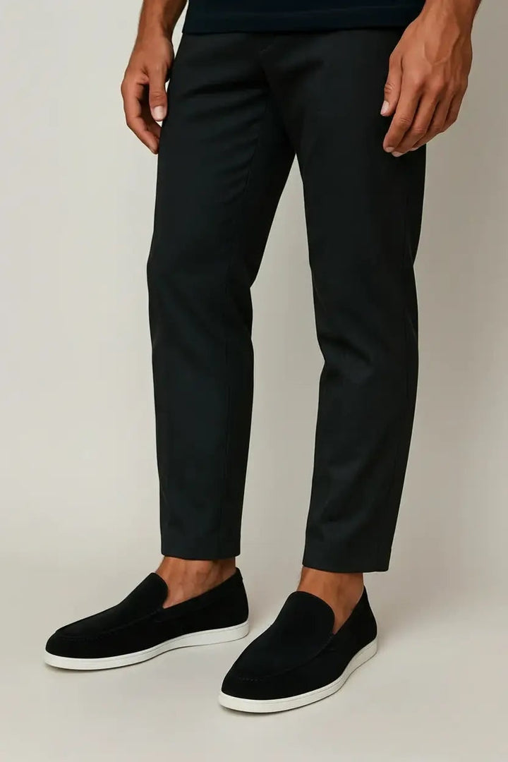 Mocassini uomo neri eleganti, slip-on, con design pulito e suola confortevole per il massimo benessere.