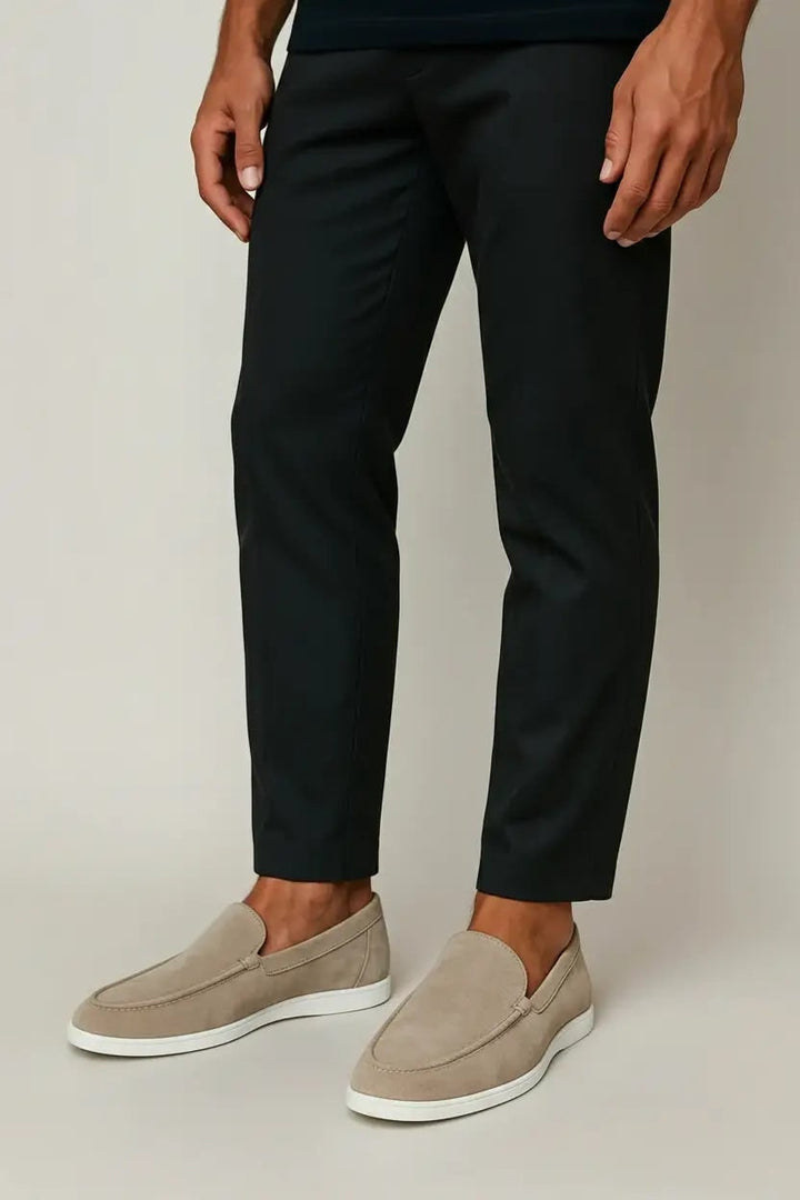 Scarpe uomo mocassino slip-on grigio, versatili per outfit casual o eleganti, con comfort duraturo.
