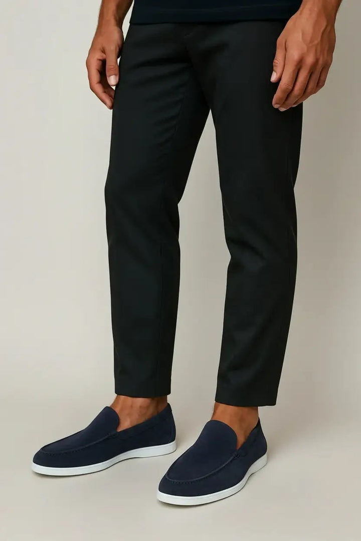 Classici mocassini uomo in pelle, con cucitura a vista, ideali per un look elegante e quotidiano senza sforzo.