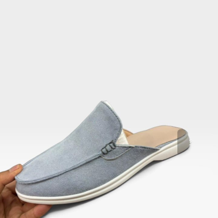 Mocassini uomo slip-on con punta mocassino e plantare imbottito, perfetti per comfort quotidiano.