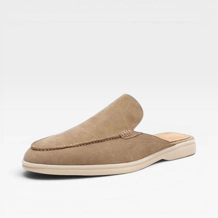 Eleganti mocassini uomo slip-on marroni, ideali per look estivi senza lacci.