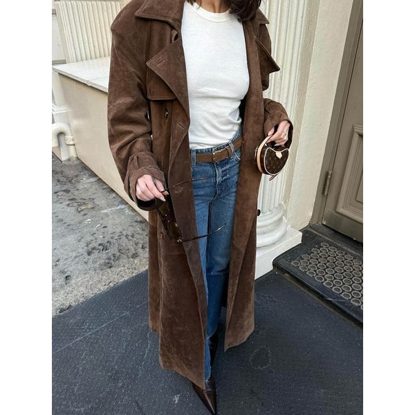Trench lungo da uomo doppiopetto marrone, elegante e resistente all'acqua, perfetto per l'autunno inverno.
