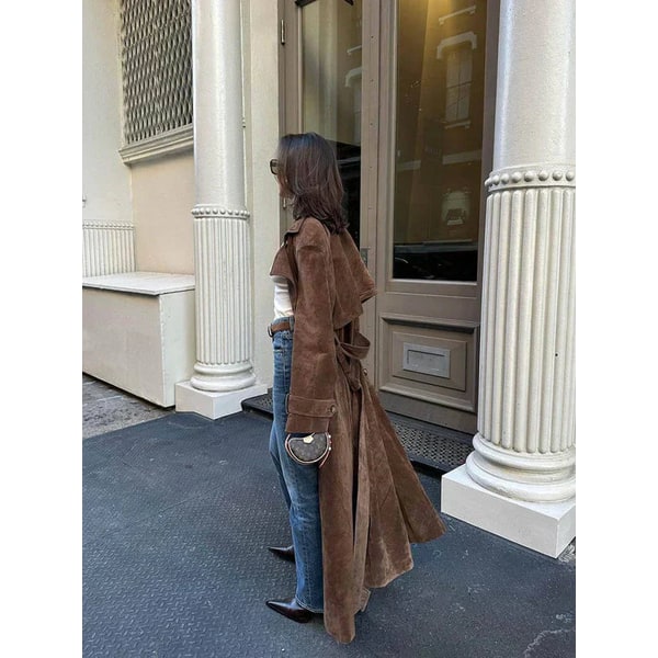 Cappotto trench uomo elegante doppiopetto, ideale come capospalla classico per moda autunno/inverno.