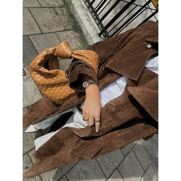 Elegante trench lungo uomo doppiopetto, resistente all'acqua. Cappotto autunnale maschile di moda.