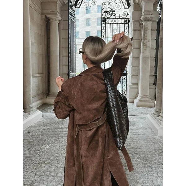 Trench uomo doppiopetto elegante e lungo, un capospalla classico per l'inverno. Design resistente acqua.