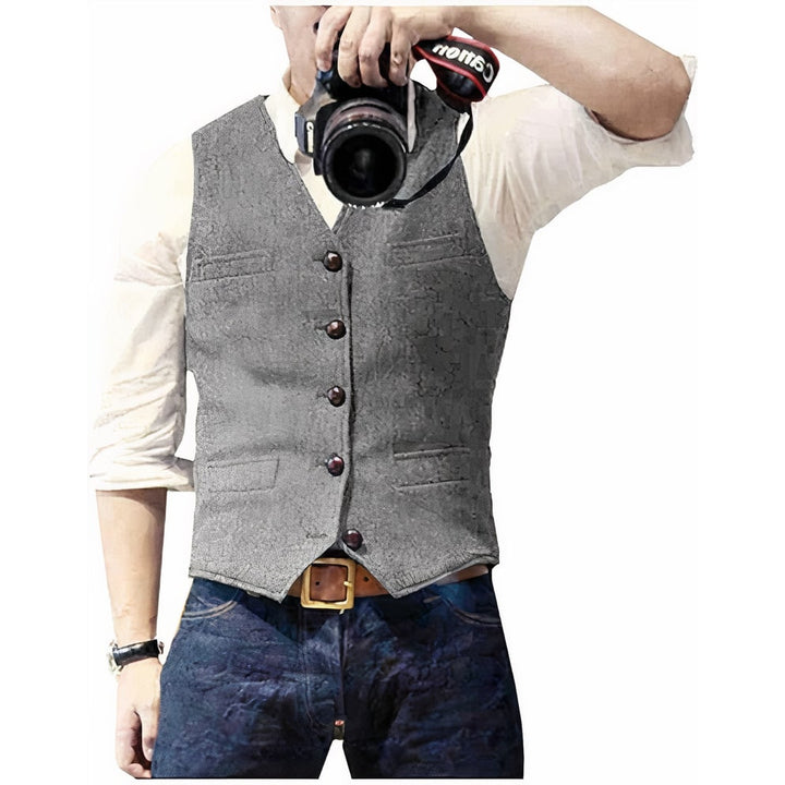 Gilet uomo slim fit con dettaglio testurizzato, bottoni frontali e tasche funzionali, per moda e comfort.