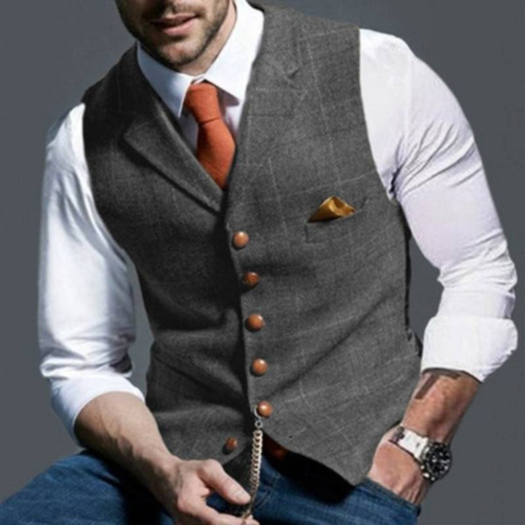 Uomo indossa gilet elegante scozzese con camicia bianca e cravatta. Look formale da abito, ideale per cerimonie.