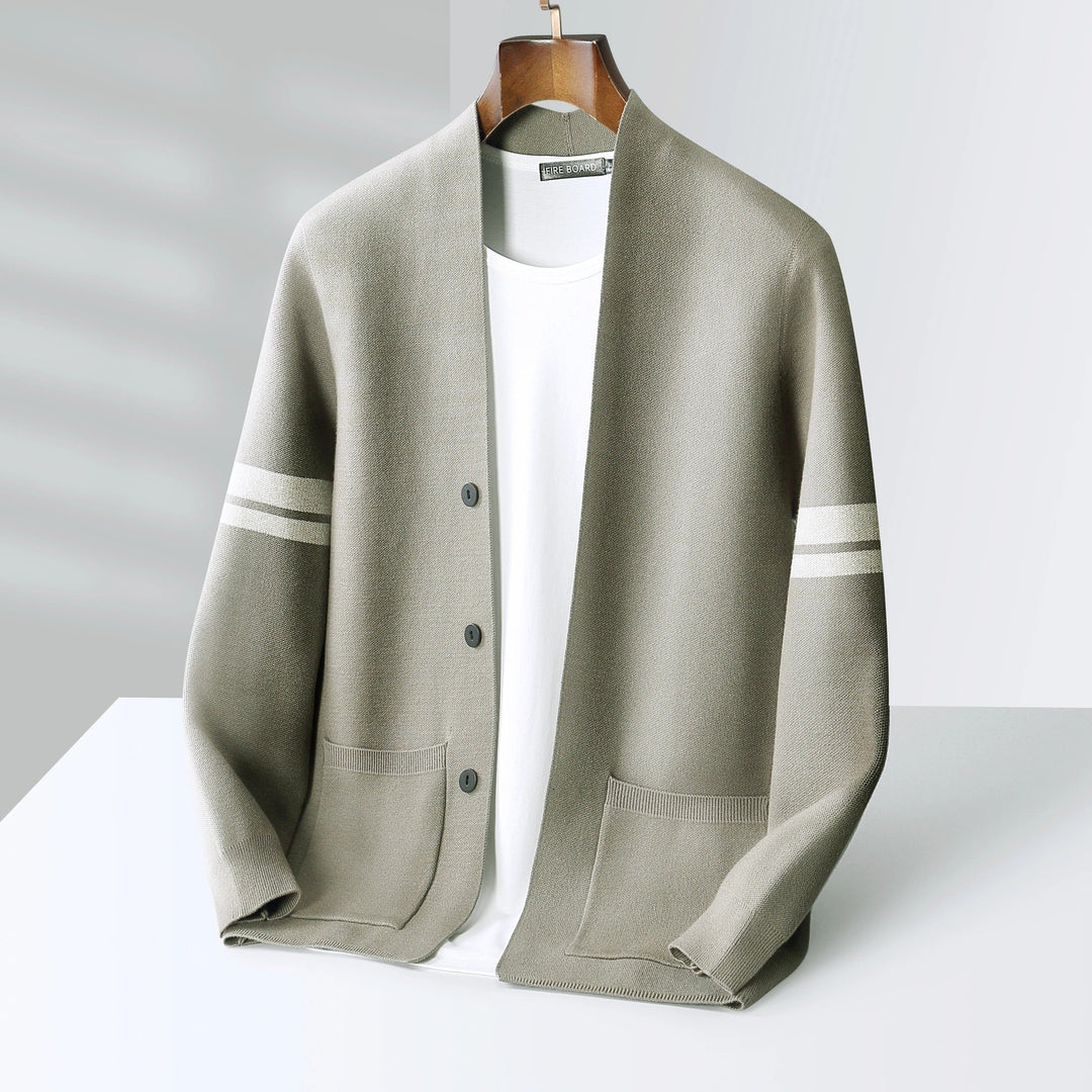 Cardigan uomo a maglia, design con strisce sulle maniche, un capo essenziale per la moda maschile autunnale.