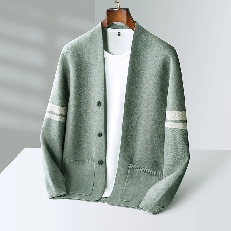 Cardigan uomo casual chic a maglia, con strisce sulle maniche, ottimo per abbigliamento maschile versatile.
