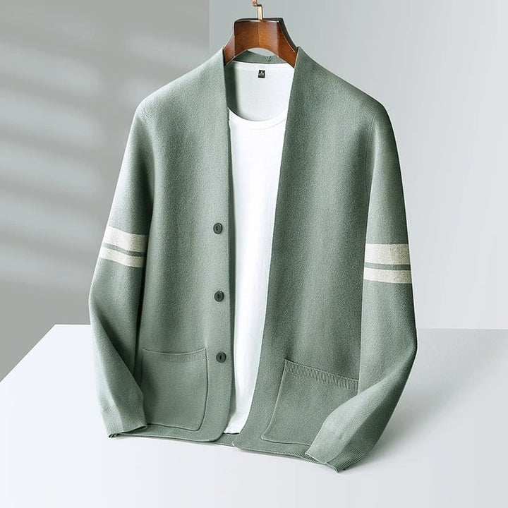 Cardigan uomo casual chic a maglia, con strisce sulle maniche, ottimo per abbigliamento maschile versatile.