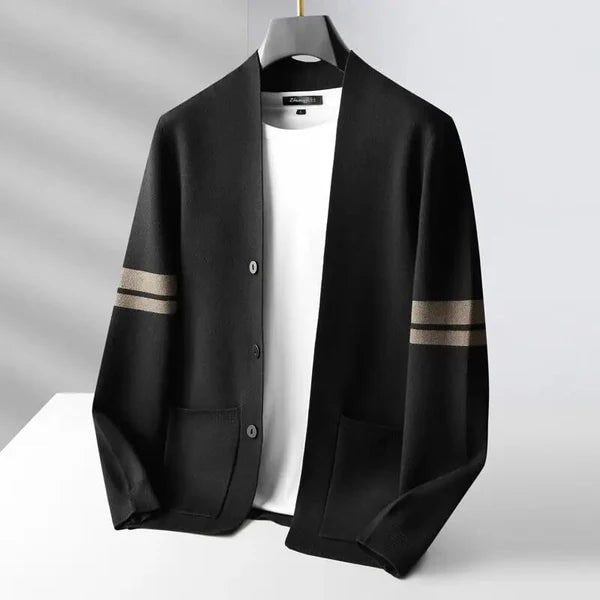 Maglione cardigan uomo lavorato, con design a strisce moderne, un must per la moda maschile.