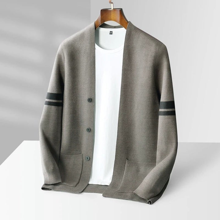 Cardigan uomo primaverile/autunnale, lavorato a maglia, con strisce distintive sulle maniche.