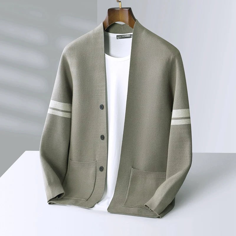 Soprabito leggero, cardigan uomo a maglia con strisce, aggiunge un tocco di eleganza casual.