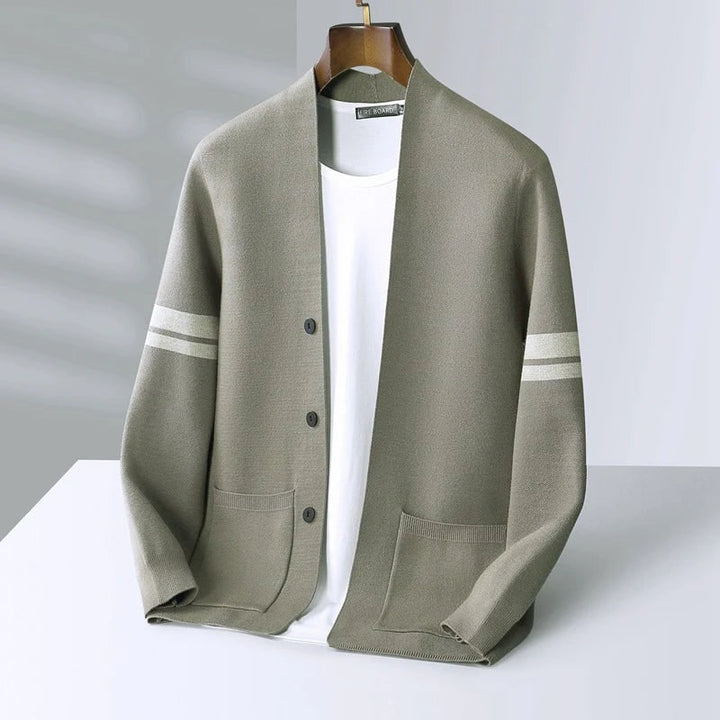 Soprabito leggero, cardigan uomo a maglia con strisce, aggiunge un tocco di eleganza casual.