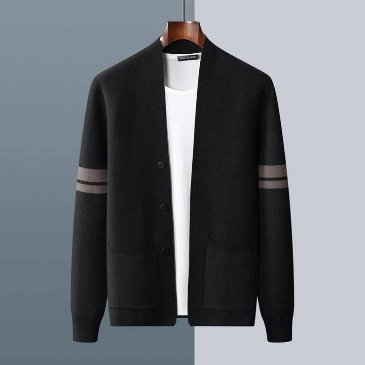 Cardigan uomo moderno con strisce sulle maniche, lavorazione a maglia, per un abbigliamento maschile attuale.