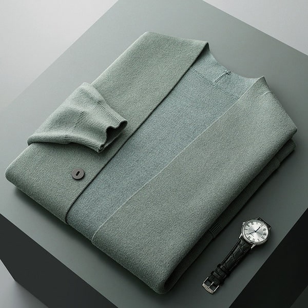 Versatile cardigan uomo a maglia, con strisce, adatto sia per occasioni casual che semi-eleganti.