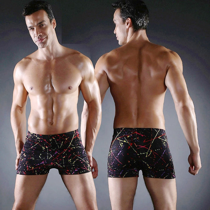 Pantaloncini da bagno uomo con stampa grafica vivace, ideali per spiaggia e piscina. Asciugatura rapida e comfort.