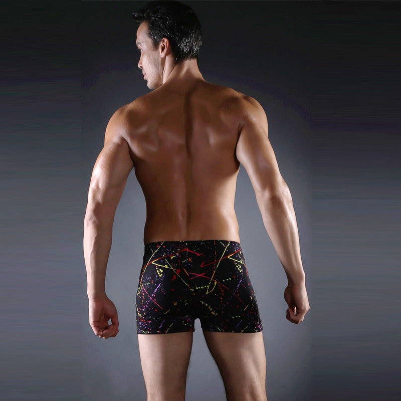 Pantaloncini da bagno uomo con stampa grafica, adatti per nuoto e relax in piscina. Tessuto leggero, asciugatura rapida.