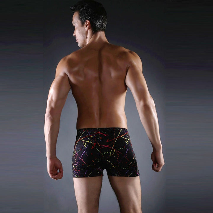 Pantaloncini da bagno uomo con stampa grafica, adatti per nuoto e relax in piscina. Tessuto leggero, asciugatura rapida.