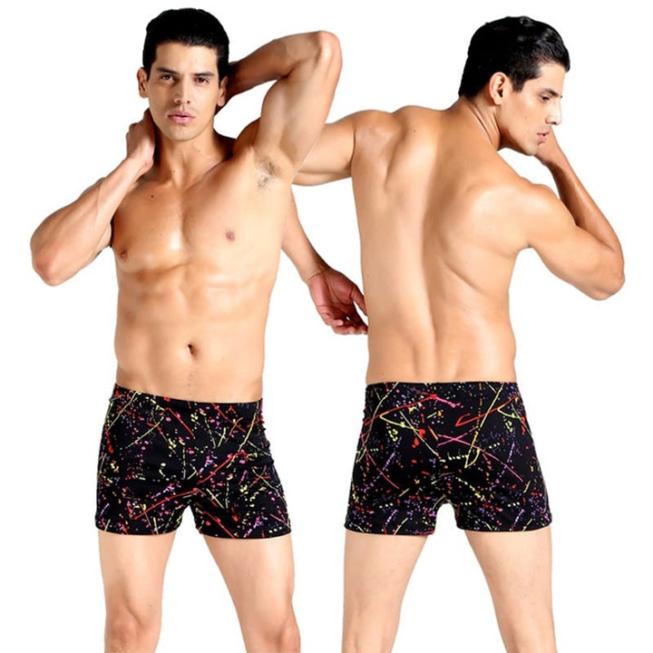 Retro dei pantaloncini da bagno uomo con stampa grafica. Tasca posteriore pratica. Stile e funzionalità per l'estate.