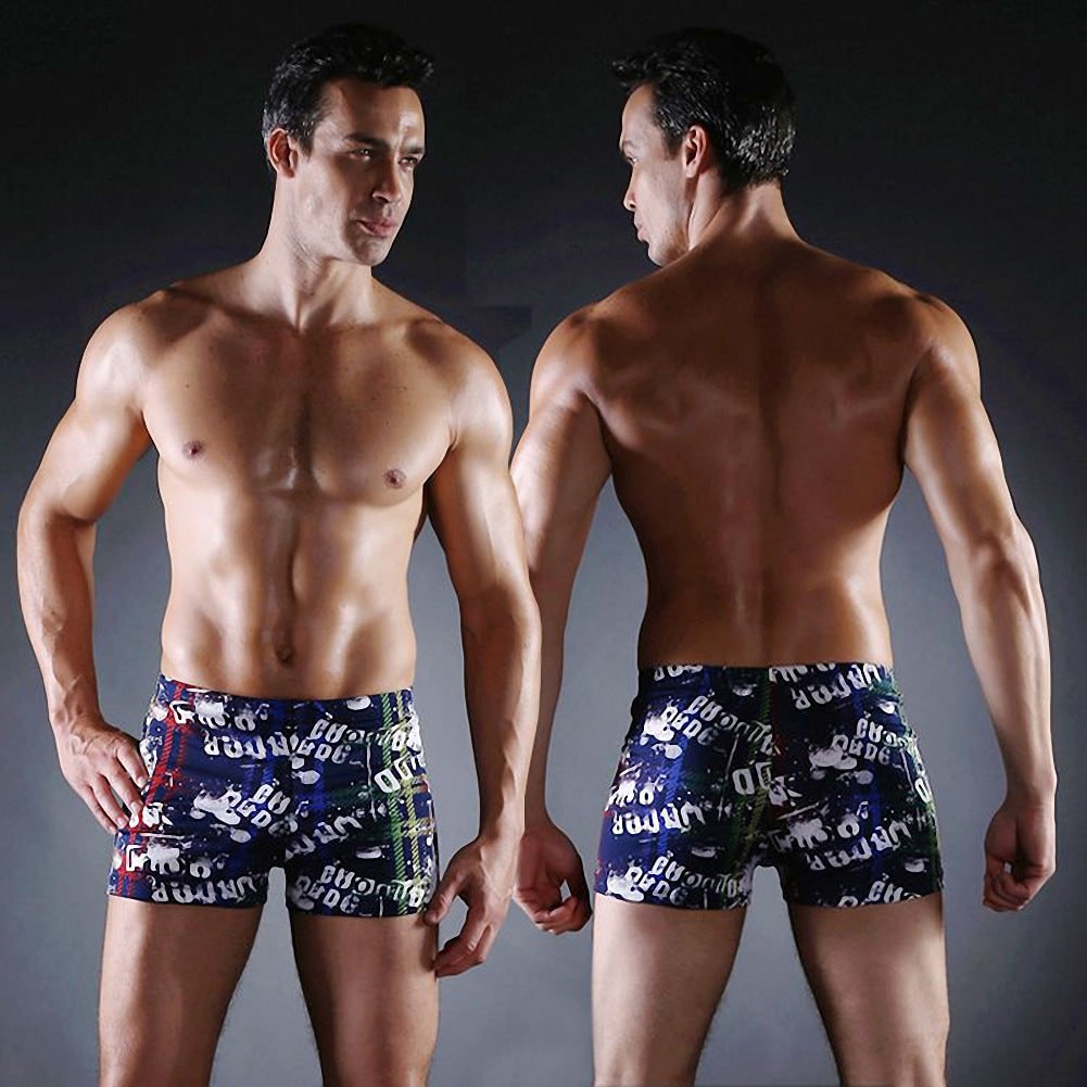 Dettaglio elastico e coulisse in vita dei pantaloncini da bagno con stampa, per vestibilità regolabile e comfort.