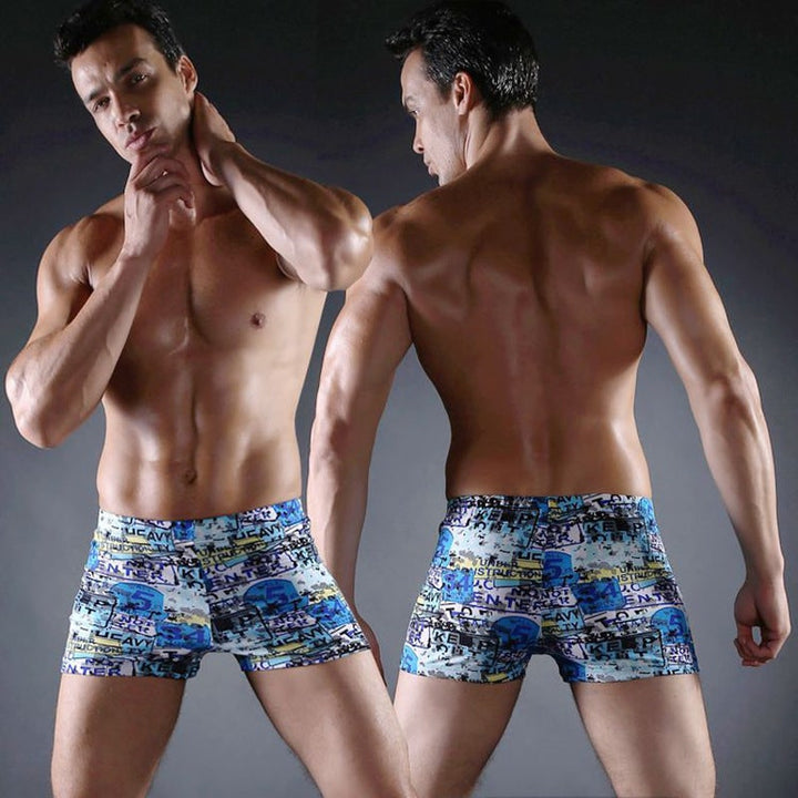 Pantaloncini da bagno uomo piegati, con stampa grafica e design moderno. Essenziale per la moda mare estiva.