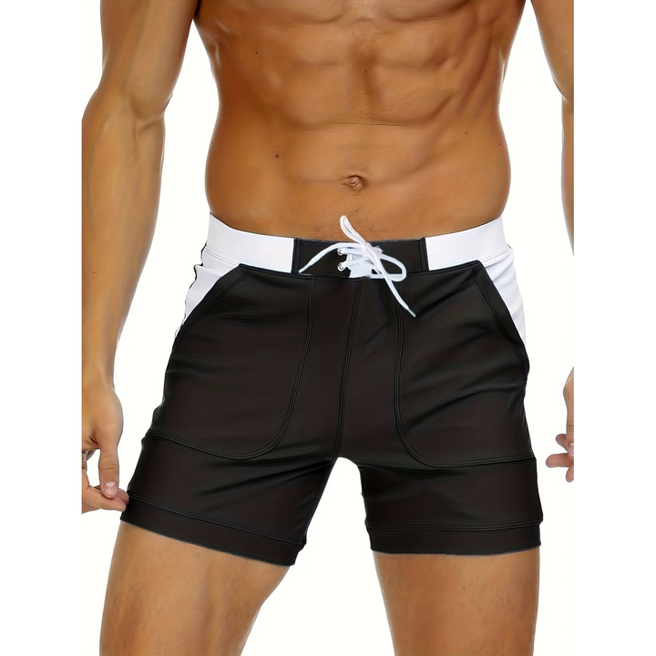 Costume uomo sportivo con tasche laterali, ideale per la spiaggia, piscina e tutte le attività acquatiche.