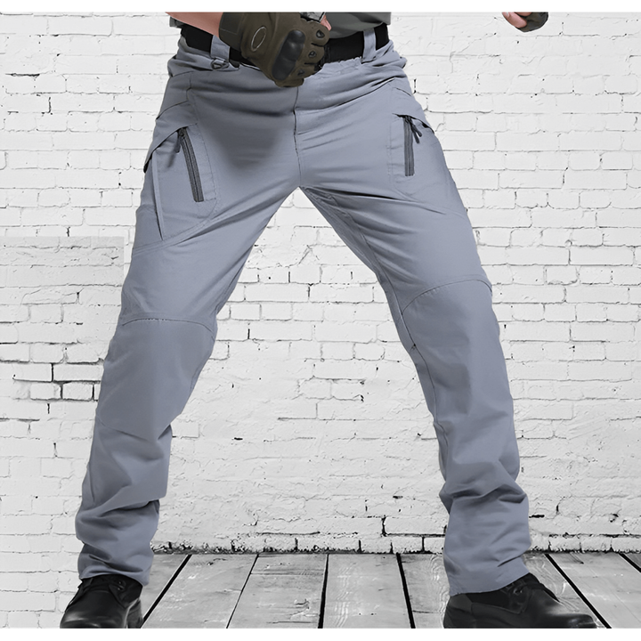 Pantaloni tattici uomo comodi, con design cargo e tessuto idrorepellente, ideali per escursioni e avventura.
