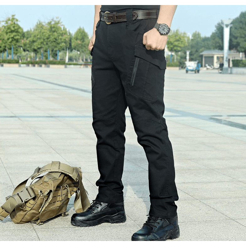 Pantaloni cargo tattici uomo, dettaglio robustezza e tasche, perfetti per outdoor, lavoro e avventura.