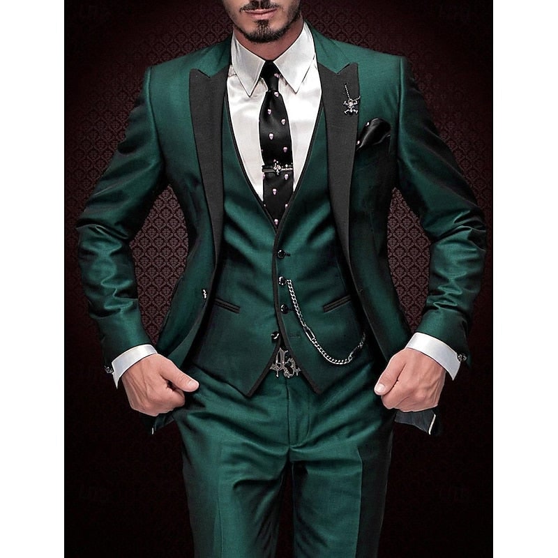 Dettaglio revers a contrasto su giacca abito uomo slim fit, aggiungendo un tocco di moderna eleganza al completo.