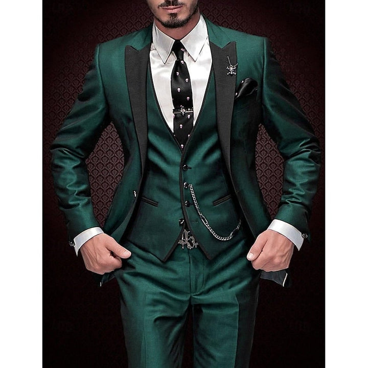 Dettaglio revers a contrasto su giacca abito uomo slim fit, aggiungendo un tocco di moderna eleganza al completo.