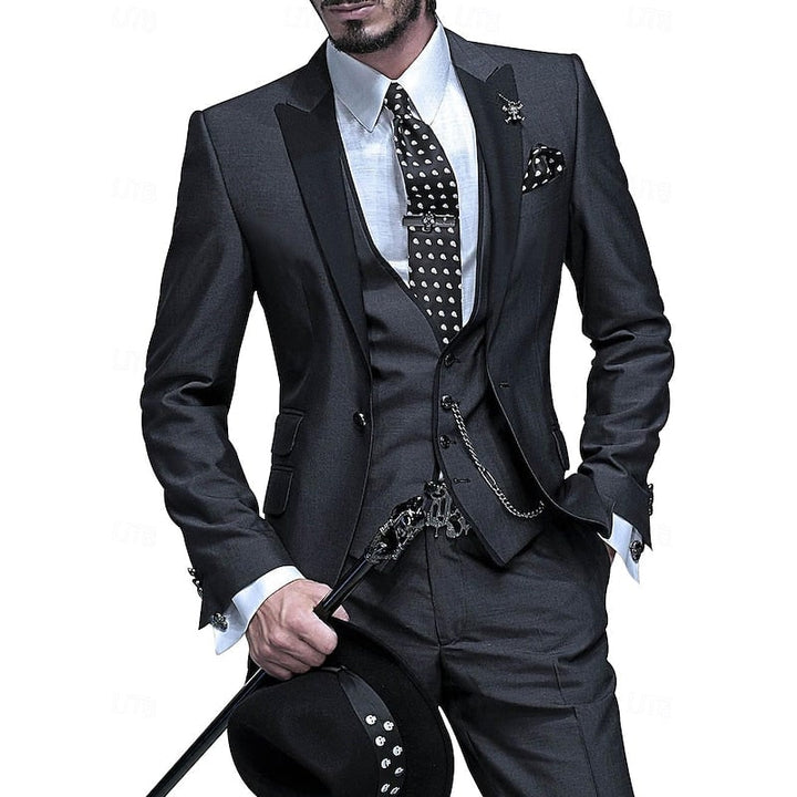 Modello indossa abito uomo slim fit tre pezzi blu, eleganza moderna con dettagli a contrasto, ideale per cerimonie.