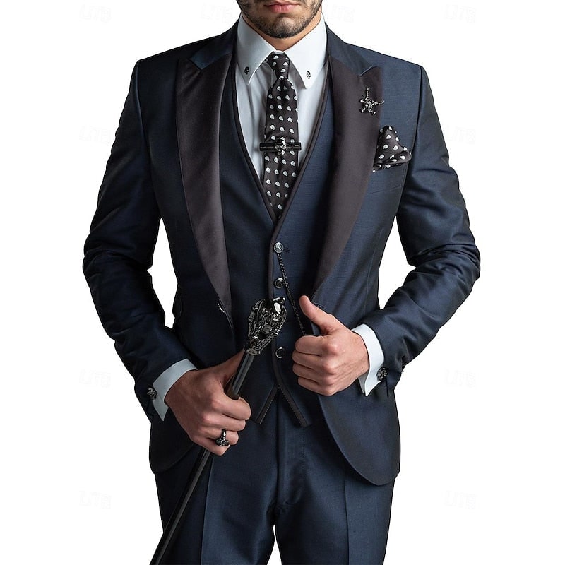 Vista laterale abito uomo tre pezzi slim fit, che esalta la silhouette moderna e la vestibilità sartoriale elegante.