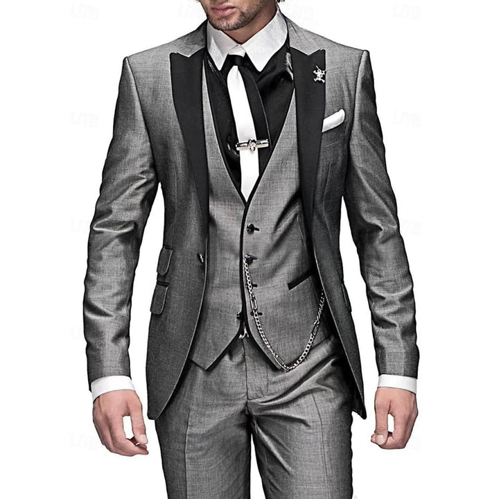Texture raffinata di abito uomo tre pezzi, tessuto di alta qualità per un completo elegante e confortevole slim fit.