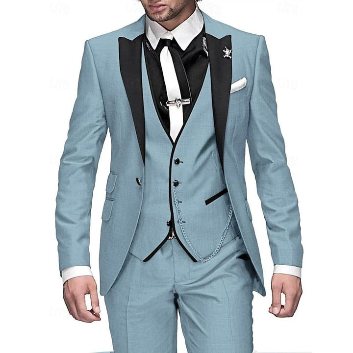 Abito uomo completo tre pezzi slim fit per look formale o smart casual, eleganza maschile con gilet e revers chic.