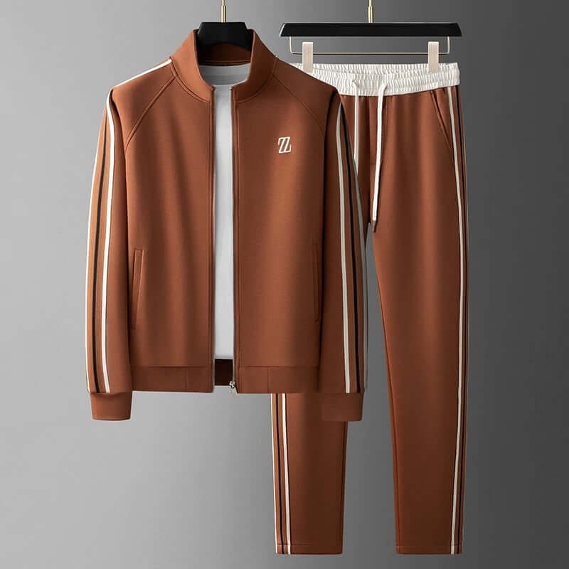 Tuta ginnastica uomo completa, giacca con zip e pantaloni coordinati per sport e tempo libero. Abbigliamento sportivo.