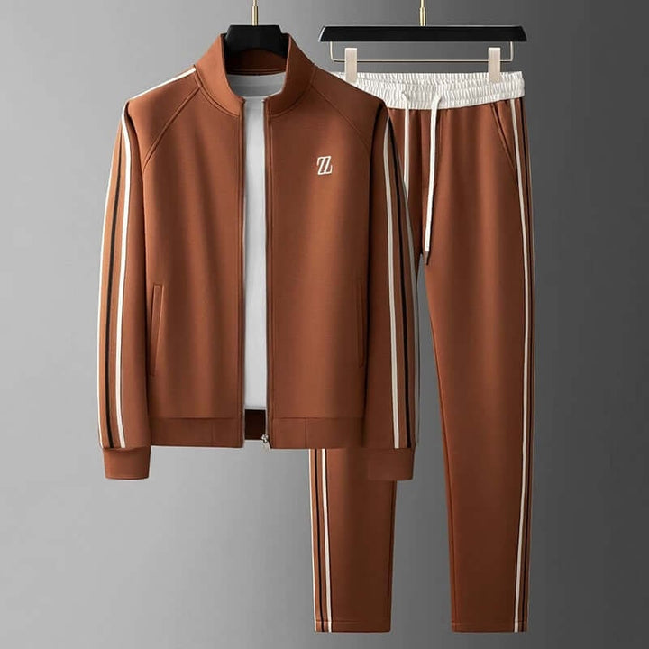 Tuta ginnastica uomo completa, giacca con zip e pantaloni coordinati per sport e tempo libero. Abbigliamento sportivo.