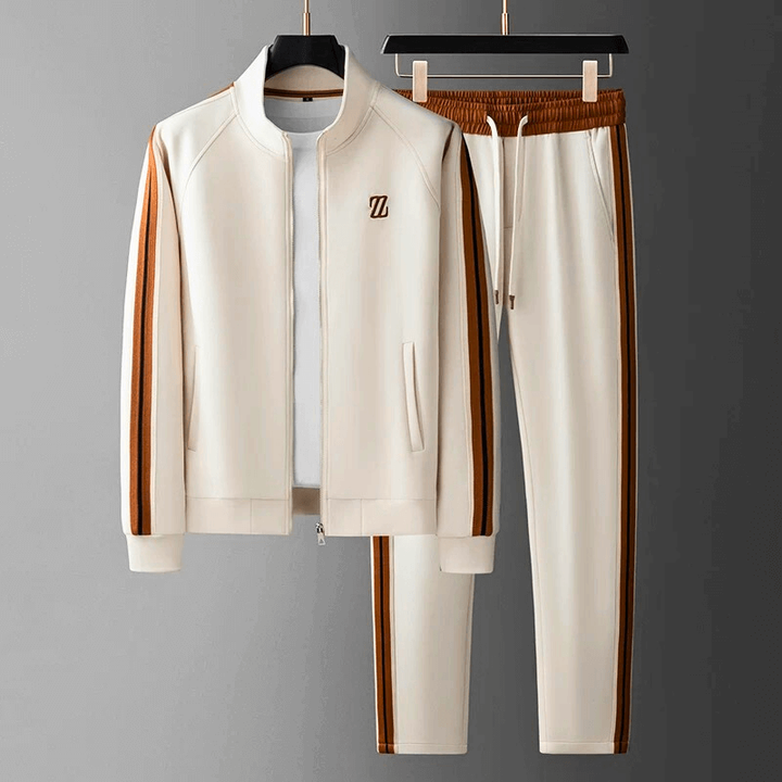 Tuta uomo stile atletico, set coordinato giacca zip e pantaloni per un look sportivo e moderno. Tempo libero.