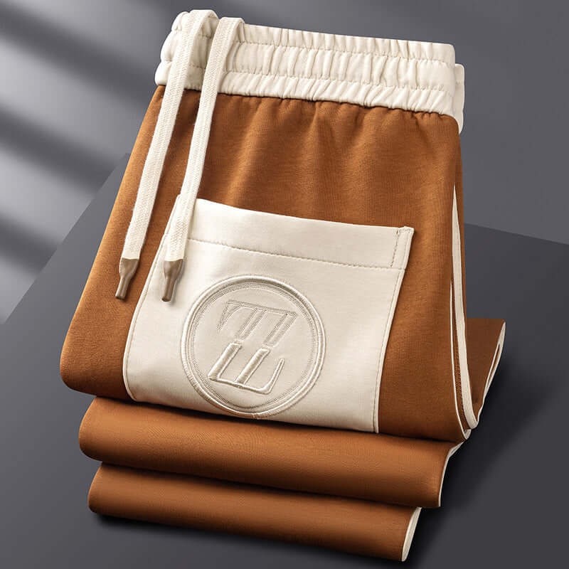 Tuta uomo con giacca full zip e pantaloni abbinati, perfetta per attività sportive e comfort quotidiano.