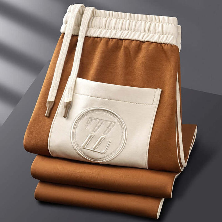 Tuta uomo con giacca full zip e pantaloni abbinati, perfetta per attività sportive e comfort quotidiano.