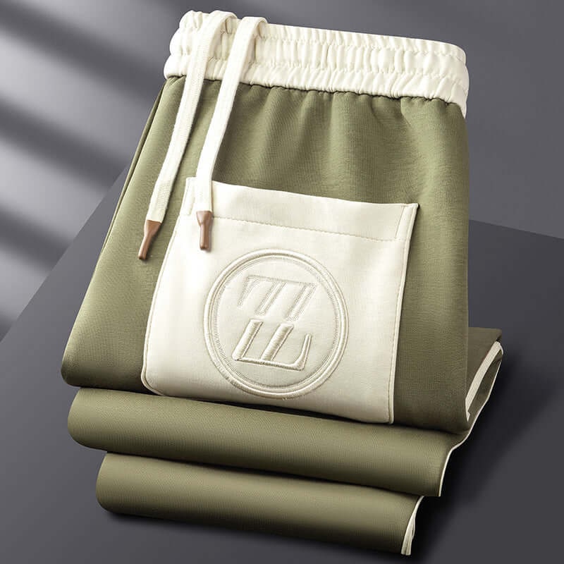 Elegante tuta uomo grigia, completo sportivo con giacca zip e pantaloni per stile e comfort. Moda uomo.