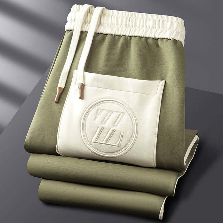 Elegante tuta uomo grigia, completo sportivo con giacca zip e pantaloni per stile e comfort. Moda uomo.
