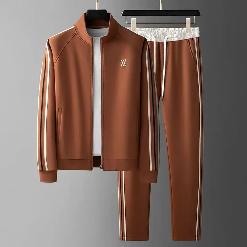 Completo uomo elegante, tuta sportiva con dettagli a strisce, perfetta per moda casual.