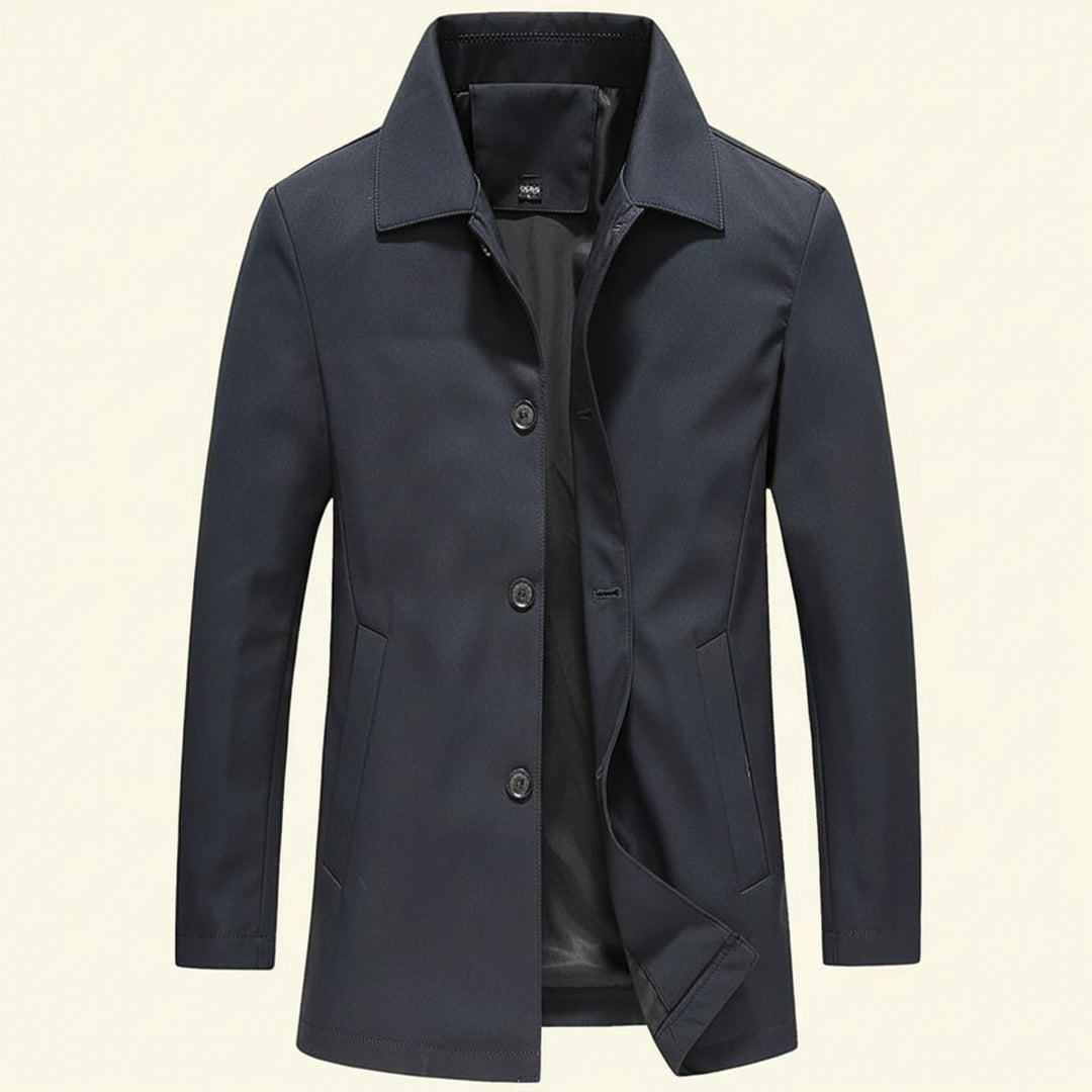 Cappotto trench uomo classico con collo a punta e tasche a filetto. Perfetto per stile elegante e business casual.