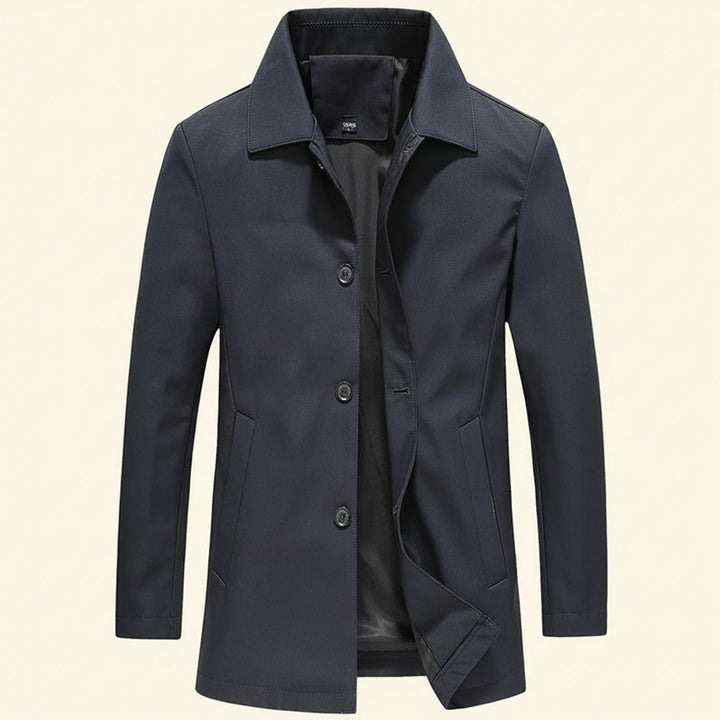 Cappotto trench uomo classico con collo a punta e tasche a filetto. Perfetto per stile elegante e business casual.