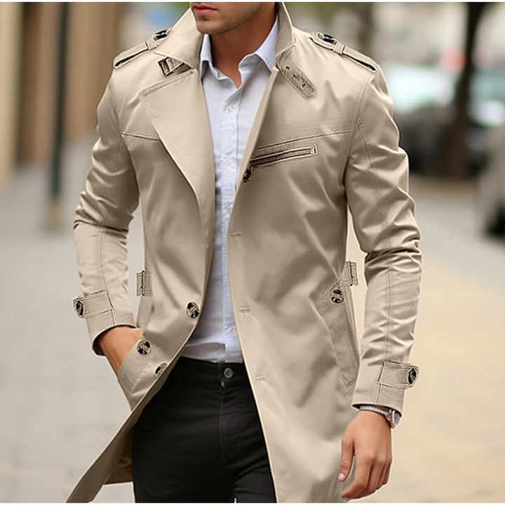 Trench uomo classico slim fit, elegante. Perfetto per moda autunno/inverno.