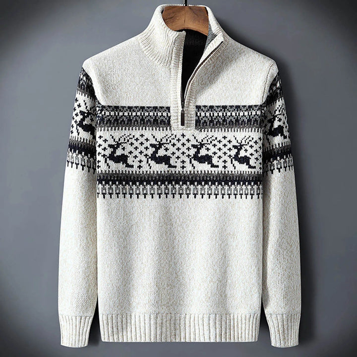 Dettaglio maglione uomo natalizio con design a renne bianche e collo a mezza zip, caldo e confortevole.