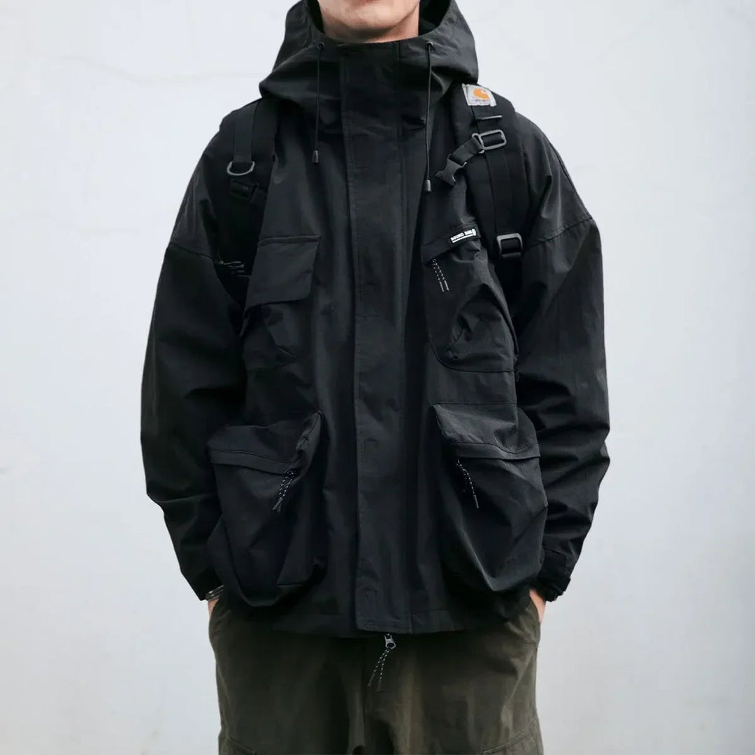Elegante giacca uomo casual con cappuccio, tasche cargo. Ideale per primavera/autunno, lavoro o sport outdoor.