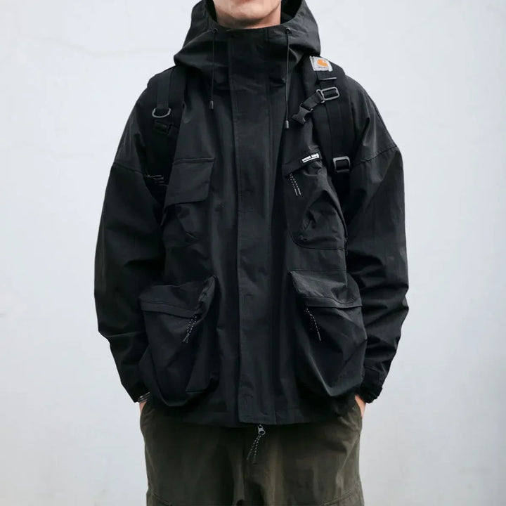 Elegante giacca uomo casual con cappuccio, tasche cargo. Ideale per primavera/autunno, lavoro o sport outdoor.